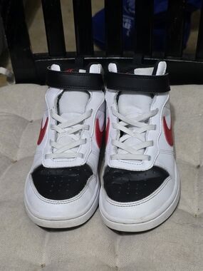 Nike Kids White Black & Red Mid-Top Sneakers Used Size 2